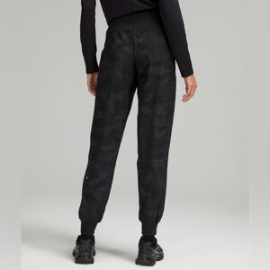 Lululemon on the fly jogger